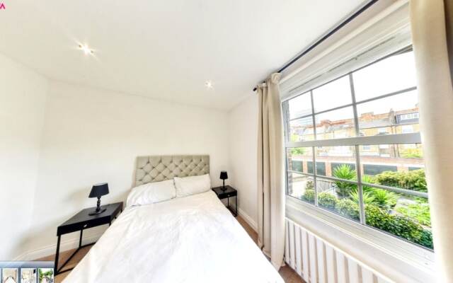 Charming 2-bed House in London
