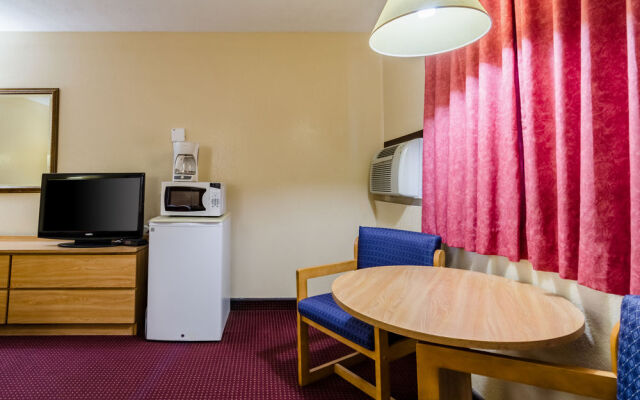 Econo Lodge Junction City I-70 Near Fort Riley