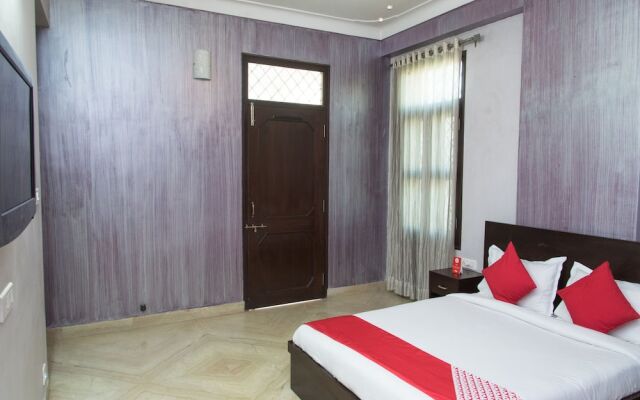 OYO Home 12830 Charming 3BHK