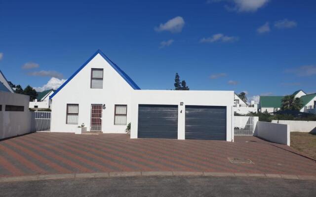 Spacious 3 bedroom duplex, close to Club Mykonos