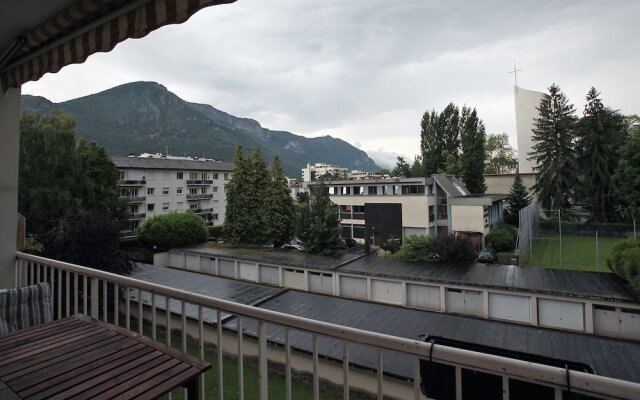 2 bright bedroom with balcony close to the lake