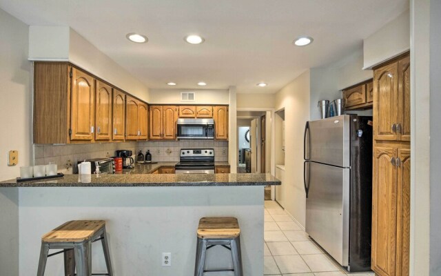 Comfortable Dallas Condo Close to Attractions