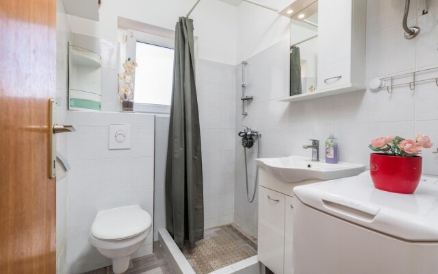 Beautiful Apartment in Stinjan With Wifi