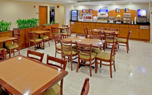 Holiday Inn Express Maspeth by IHG