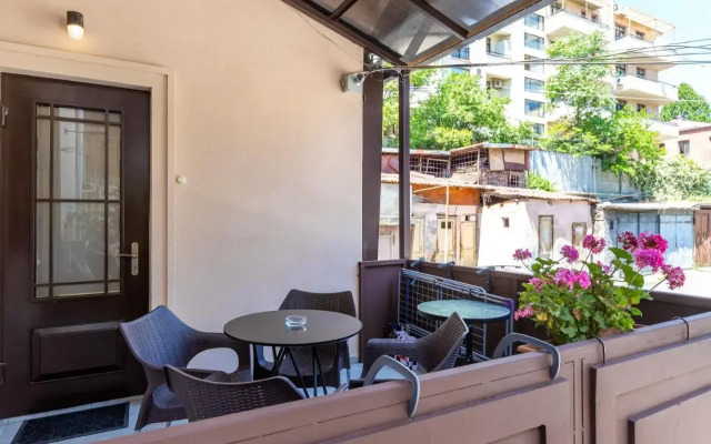Stylish 3br House with Balcony