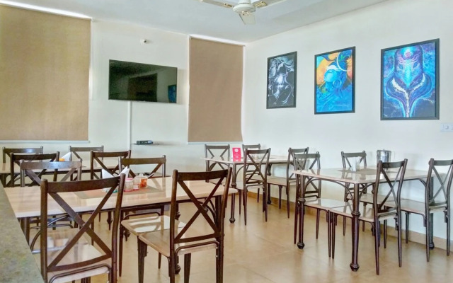 Capital O 11092 Shiv Enclave