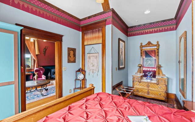 The Peerless Hotel by WanderLodges