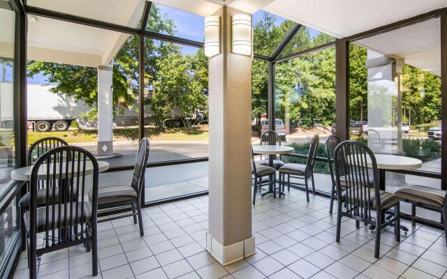 Econo Lodge South