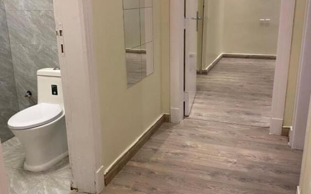 شقه جميله مودرن بغرفه نوم وموقف مجاني وموقع ممتاز