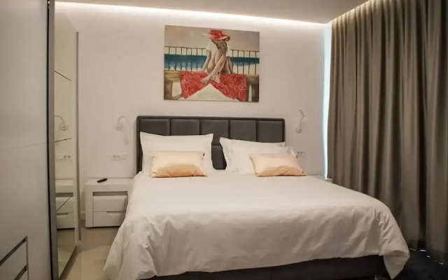 Sunset Serenity Villa With Pool, Gym and Sauna