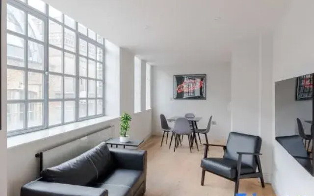 The Eyre Suite Four - Farringdon - by Frankie