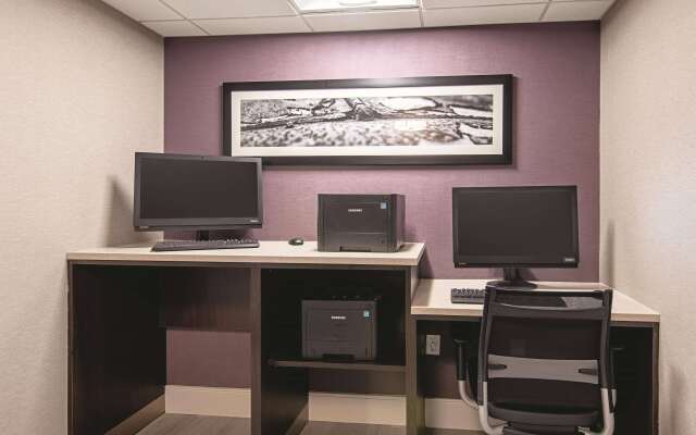 La Quinta Inn & Suites by Wyndham Portland DT/Maine Med