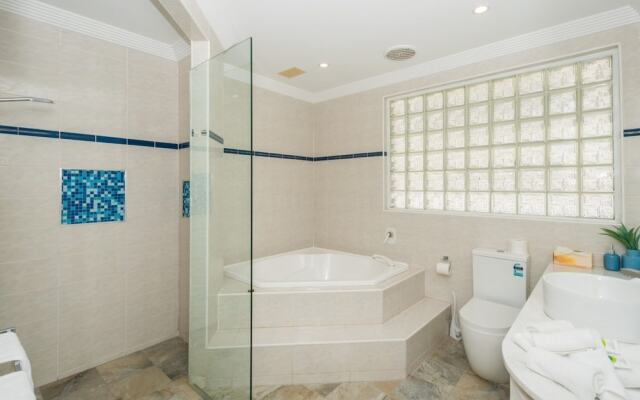 Edgewater on Chevron Waterfront 5 Bedroom Deluxe House Central Surfers