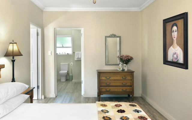 Petit Plaisir is a Romantic Self-catering Cottage on the Side of the Village no1