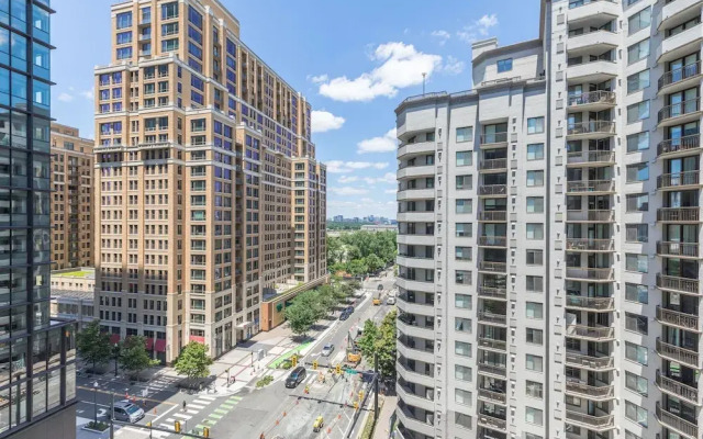 Elegant 2BR Apartment Minutes From DC