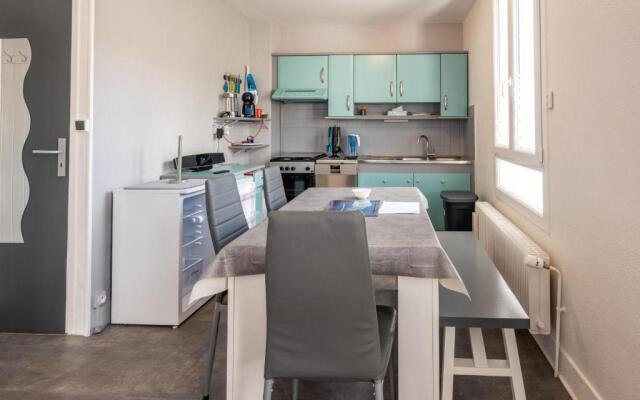 House Sleeps 10 with Free Parking