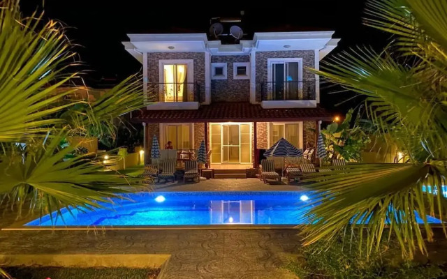 Remarkable 4-bed Villa Tasgin 2 Pools