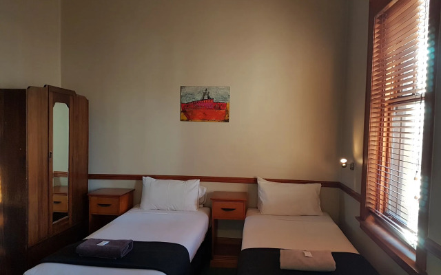 The Cambridge Hotel & Backpackers