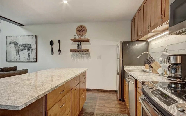 Invitingly Furnished 1 Bedroom - Miner's Candle 4