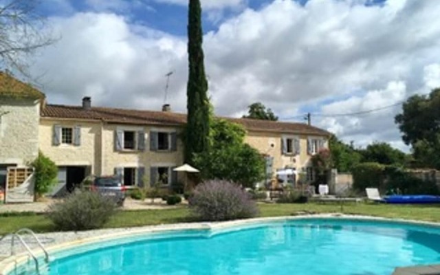 House With 6 Bedrooms in Montignac-charente, With Private Pool, Enclos
