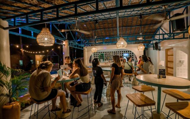 Mad Monkey Panglao