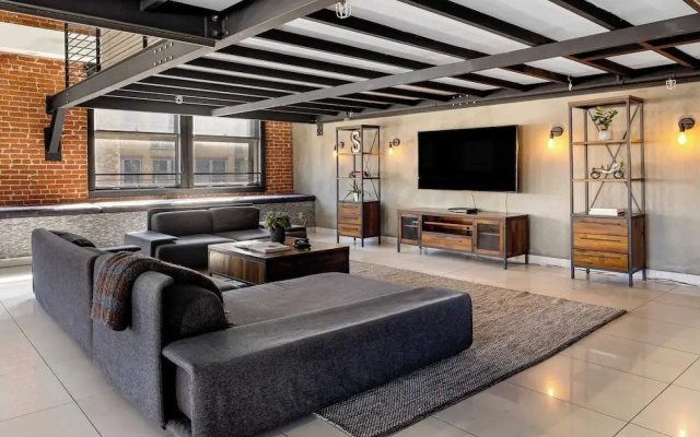 Skyline Lofts by Avantstay: a Multi-level Industrial-chic Retreat in Dtla With Rooftop Views, Soaring Ceilings & Steps to Dining, Music & Culture