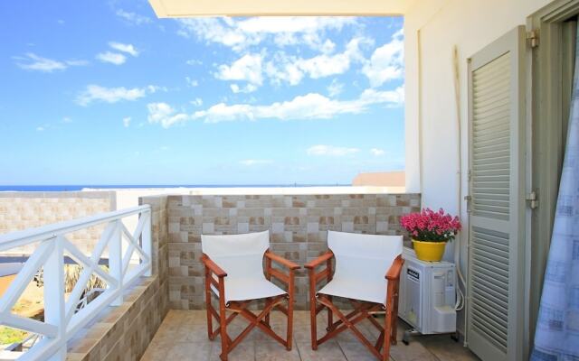 Iris apt Swim sunbathe relax  beachfront