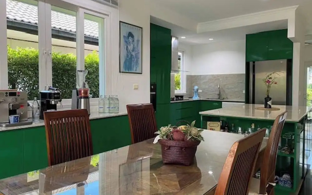 Hidden Villa Oasis Private Pool 2km to Beach&mall