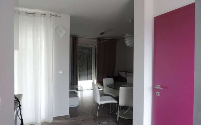 Luxurious 2-bed Appartment in Mandre With Pool