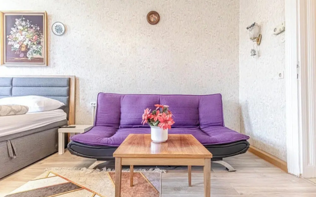 Stylish 2BR Apt Garden Modern Comforts