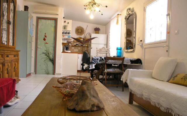 Beachfront self-catering studios in Psatha Bay - 60km from Athens