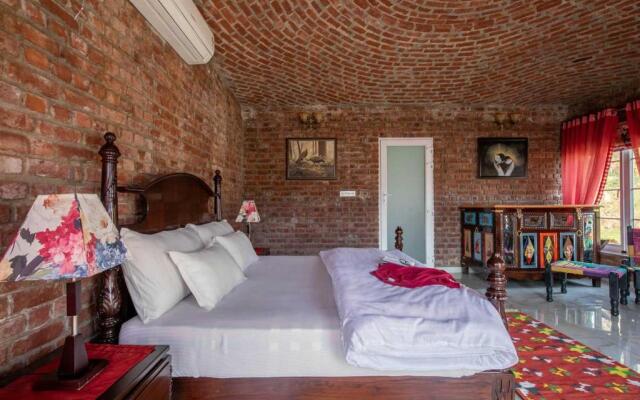 StayVista at Brickwood Hill with Outdoor Infinity Pool & Jacuzzi