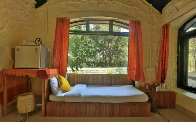 Bison Retreat - Pench