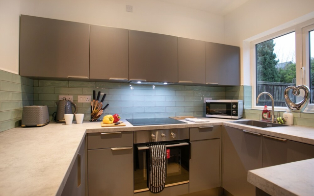 Convenient 3 Bedroom House With Parking