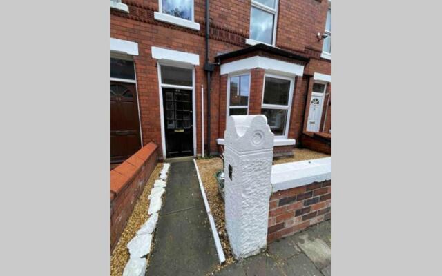Queens BOUTIQUE HOUSE CITY CENTRE WITH PARKING