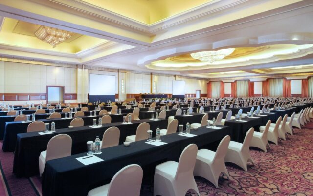 The Ritz-Carlton Jakarta, Mega Kuningan