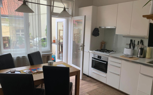 Anenska by Charles Bridge 2