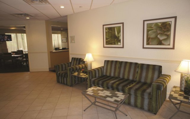 La Quinta Inn & Suites by Wyndham Nashville Airport/Opryland