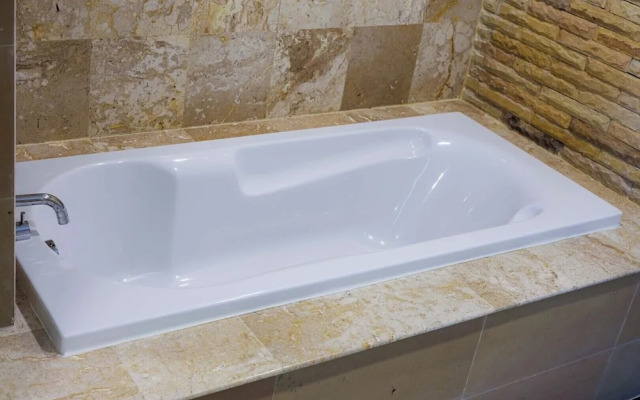 Seaview Condo with Large Pool - BAP1