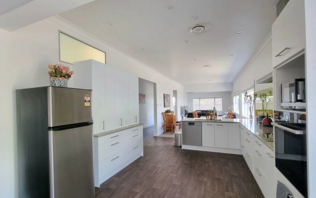 Cheerful 5 - Bedroom Home - Free Parking