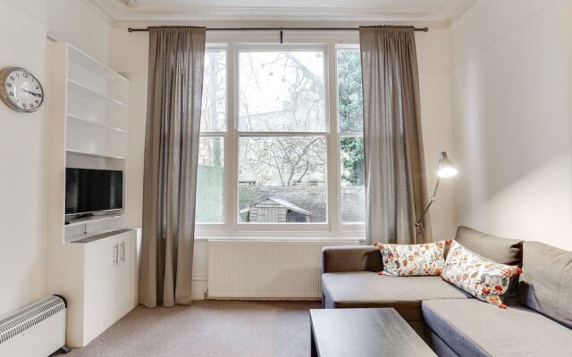 Bright 1BR in Earls' Court W/patio