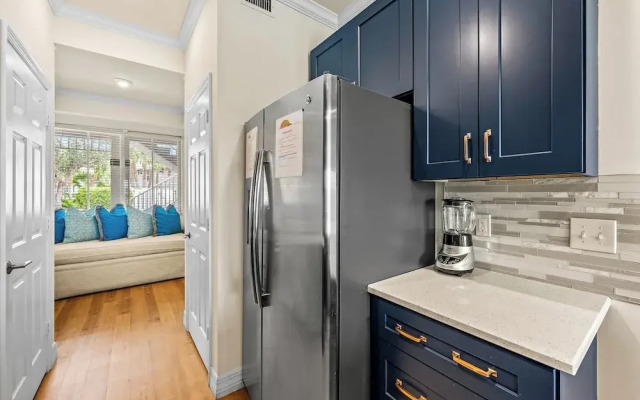 Catina Vacation Rental: Bright 2-BR Condo with Lake Views. Located in Lely Resort with Pool, Hot Tub, and Golf Access. Ideal for Golfers and Beachgoers, Minutes from Naples and Marco Island