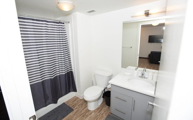Stay With Ease Hospitality! 2 Bed 1 Bath