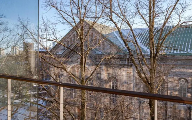 Freshly Renovated Apartment Next To Old Down