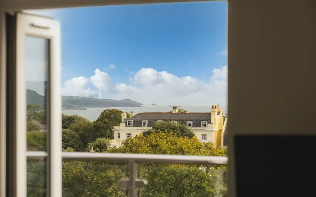 Modern 3 Bed Apartment - Parking
