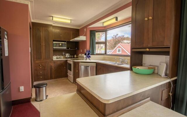 Redcliff House - Te Anau Holiday Home