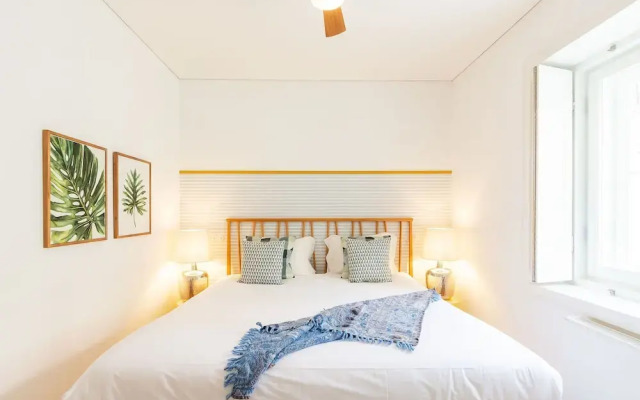 JOIVY Chiado Self Check-In 2-BR Flat w/Parking