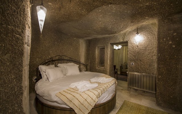 Hera Cave Suites