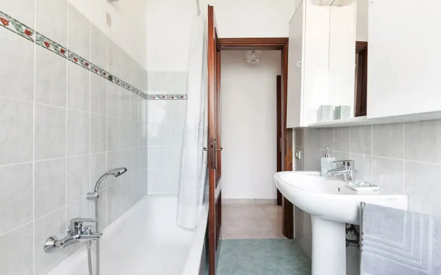 Pisa Hospital Apartment With Parking And Balcony