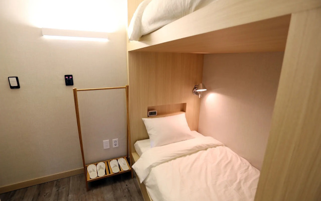 Hotel 8 Hours